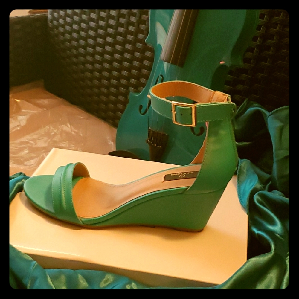 Absolutely beautiful 😍 teal green sandals.